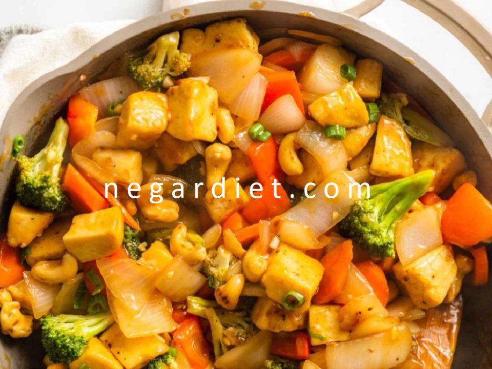 خوراک سبزیجات با توفو و بادام هندی